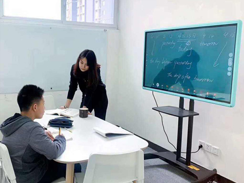什么使教育機？